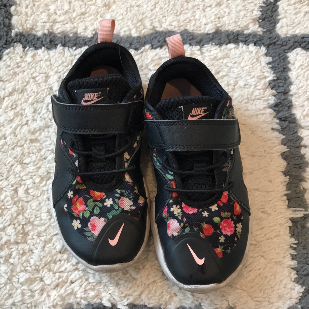 Nike girls floral shoes🌸